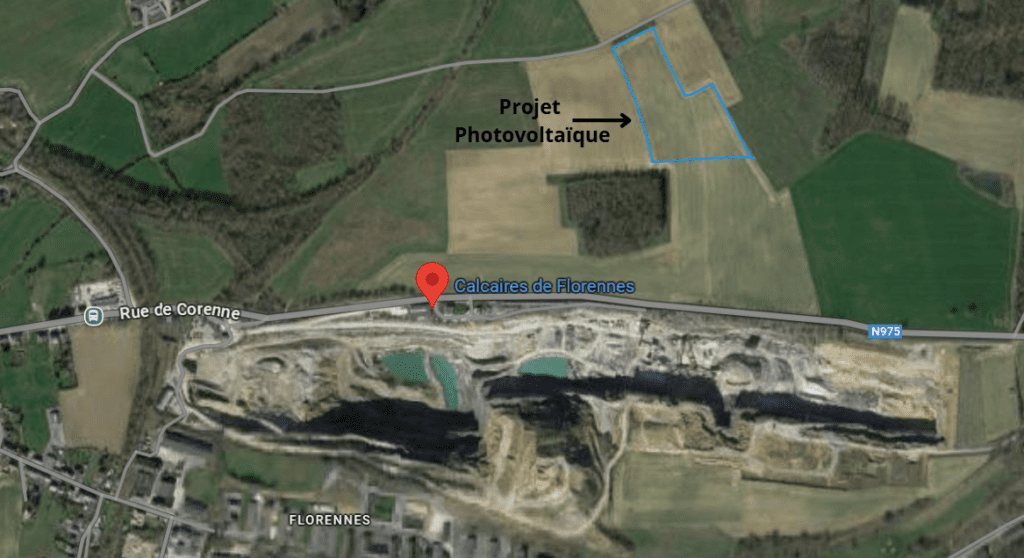 Localisation du projet photovoltaïque près du site des Calcaires de Florennes, vue satellite avec indication de la zone projetée en bleu